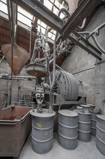 Production room with metal powder grinding mill for the production of zinc powder, metal powder