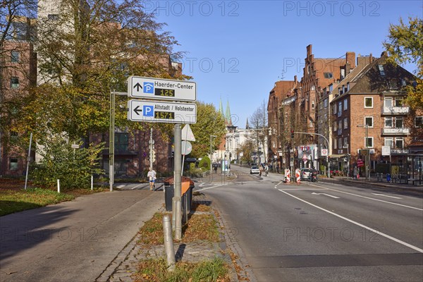 Signposts to the Haerder-Center multi-storey car park and Holstentor Old Town car park, Wallstraße,