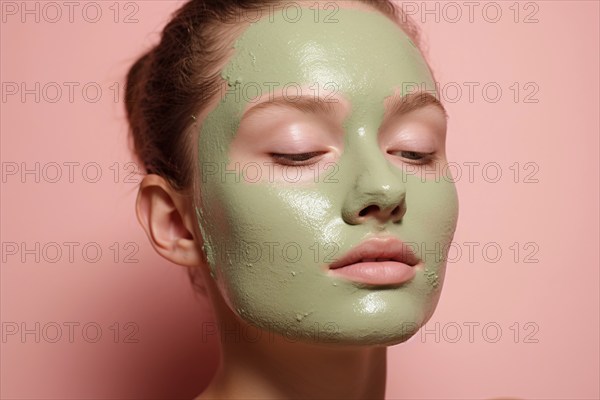 Woman's face with green tea matcha beauty face mask. KI generiert, generiert AI generated