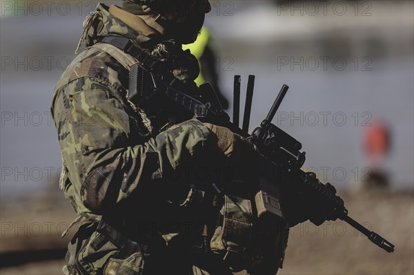 A soldier with a rifle, taken during the military exercise 'Wettiner Schwert' with German and Czech