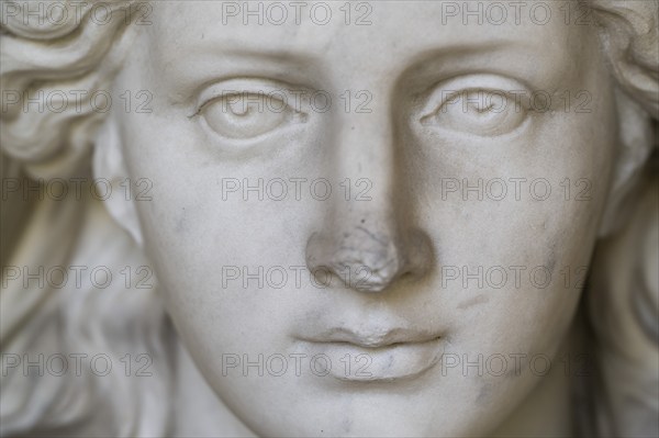 Ingeborg with the falcon, detail, classical round sculpture of a female figure on a round plinth,