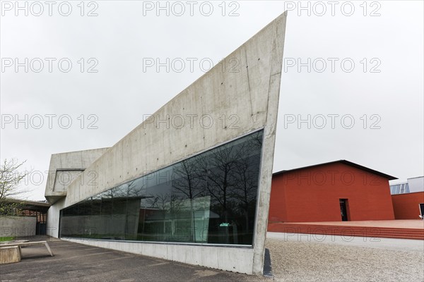 Vitra Fire Station, exposed concrete building, architect Zaha Hadis, Vitra Campus, Weil am Rhein,