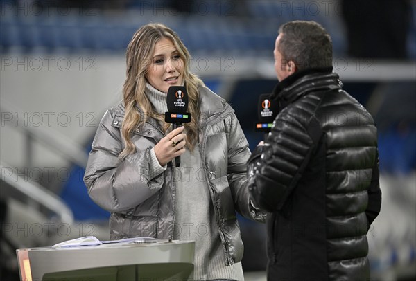 RTL presenter Laura Papendick in an interview, microphone, microphone, logo, with TV expert Lothar