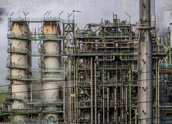The chemical plants on the white side of the Schwelgern coking plant, which supplies over 2.5