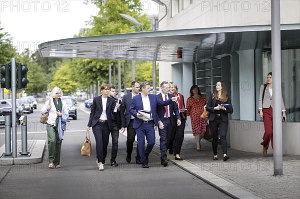 Es erscheinen zum Pressestatement zum Beschluss der Nationalen Wasserstoffstrategie: Robert Habeck,