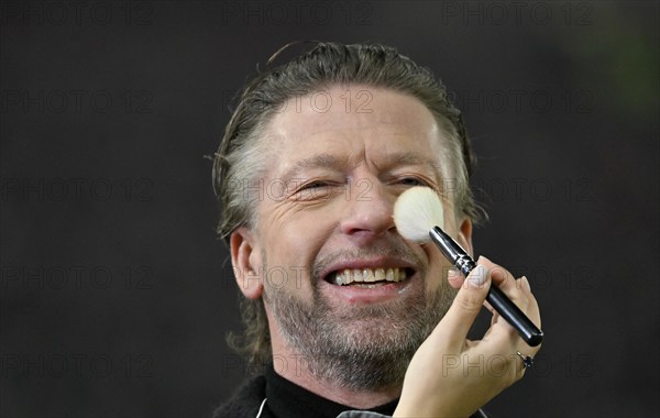 TV expert Steffen Freund is made up in front of the interview, powdered, laughs, portrait, DFB Cup,