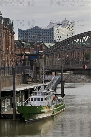 Customs canal with the ship of the Customs Museum of the Kornhaus Bridge and the Elbphilarmonie,