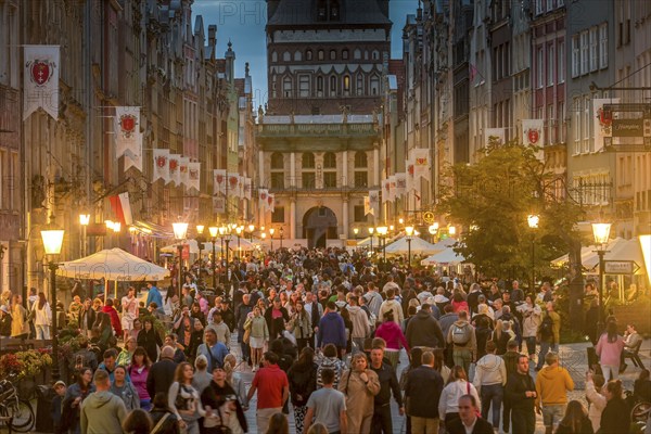 Patrician houses, tourists, behind Langgasser Tor, Langgasse, Old Town, Gdansk, Pomeranian