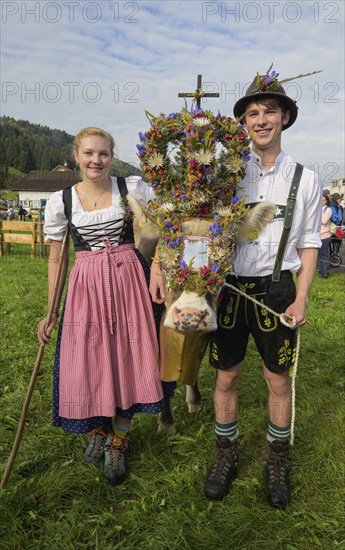 16. 09. 2022. Couple with cow at the Almabtrieb, cattle seperation in Thalkirchdorf, Markt