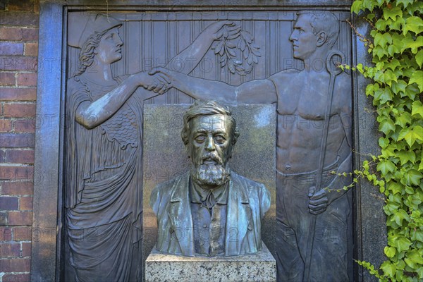 Grave of Wilhelm Liebknecht, Socialist Memorial, Friedrichsfelde Central Cemetery, Gudrunstrasse,