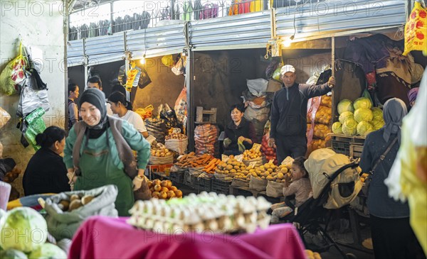 Stalls selling fruit and vegetables at the Osh Bazaar, Bishkek, Kyrgyzstan, Asia