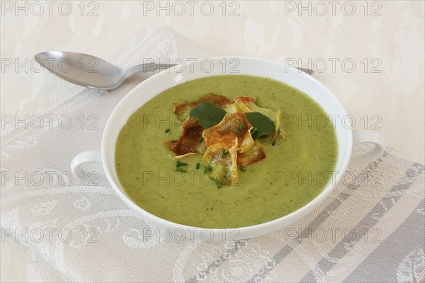 Swabian cuisine, cress soup with crisps, cress, plate with green cream soup, soup cup, soup bowl,