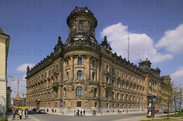The police headquarters is located between Neumarkt and Pirnaischer Platz in Schießgasse. The
