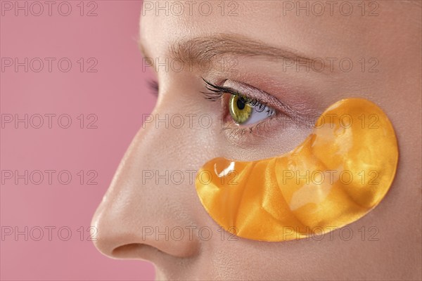 Macro photo of an eye with mask for the skin around the eyes