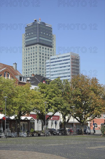 Weekly market, Wilhelmsplatz with City Tower and Stadthaus, high-rise building, Main, Offenbach,