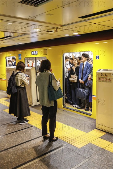 Rush hour on the Tokyo Metro at Ueno station in Tokyo, Japan, Asia