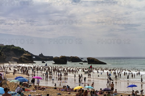 Crowd, walkers, tourists on the beach, Grand Plage, Biarritz, Biarritz, Basque Coast, Aquitaine,