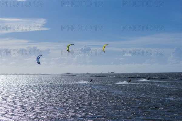 Kitesurfing on the North Sea, Lüttmoorsiel, Reußenköge, on the horizon Hallig Nordstrandischmoor,