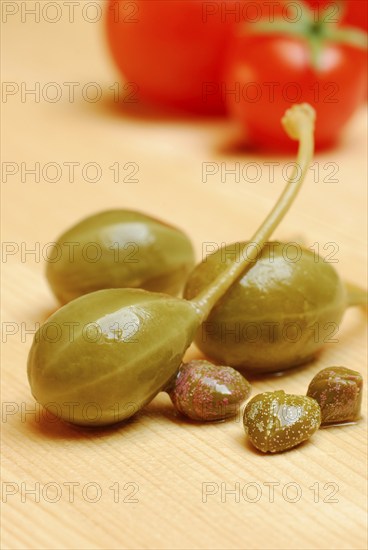 Capers and caper fruit (Capparis spinosa), Caper apple, Caper apples