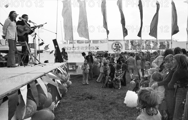 With music, folklore, discussion, politics, food, acrobatics, art and entertainment, the DKP