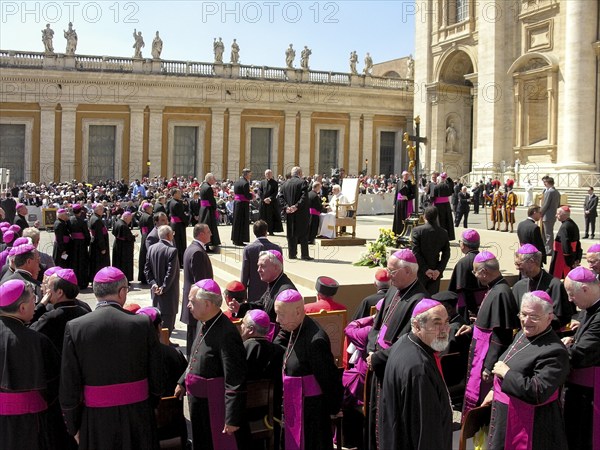 Pope Benedict XVI Joseph Ratzinger welcomes bishops and cardinals to the 1st audience on 27. 04.