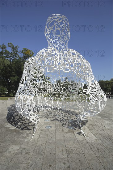 Sculpture Body of Knowledge by Jaume Plansa 2010, letters, numbers, chaos, tangle, University