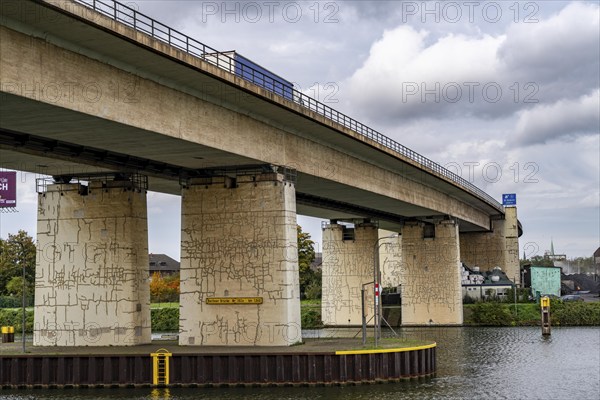 The Berlin Bridge, motorway A59, over the Duisburg port area, 1.8 km long, has a remaining useful