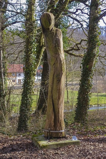 Wooden sculptures, sculptures by the artist Theresia K. Moosherr, art in public space, wooden