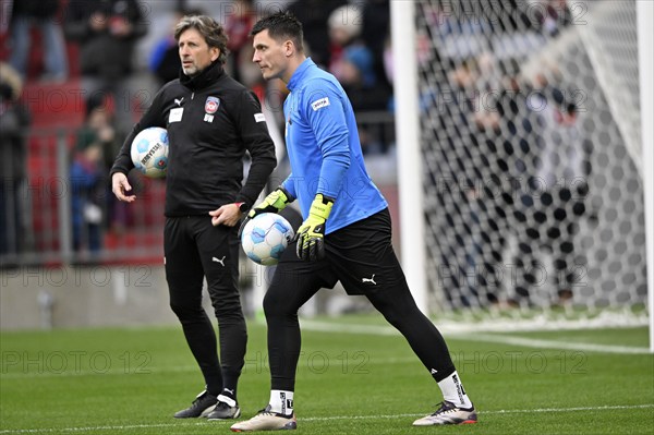 Warm-up training goalkeeper Kevin Müller 1. FC Heidenheim 1846 FCH (01) with goalkeeping coach
