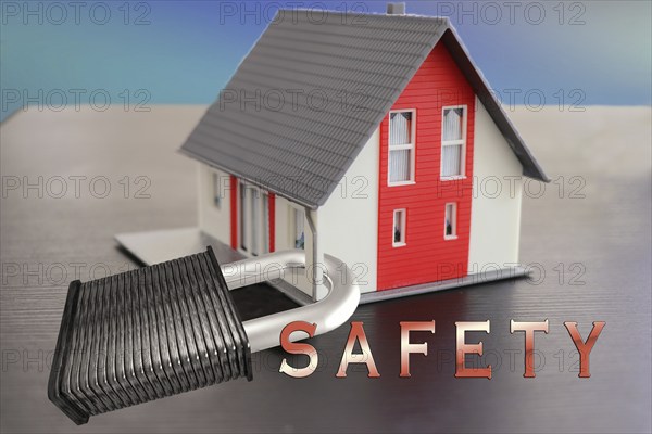 Symbolic image, security, lock, burglary, theft, robbery, liability insurance, household contents