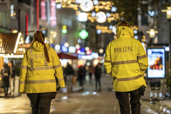 Rainy weather, police patrol, Christmas market, pedestrian zone, Essen, North Rhine-Westphalia,