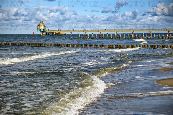 Diving gondola at the Zingst pier, cloudy mood and high waves, Zingst, Fischland-Darß-Zingst