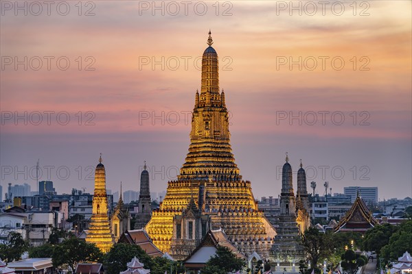 The Buddhist temple Wat Arun or Temple of Dawn and the Chao-Phraya River at dusk, Bangkok,