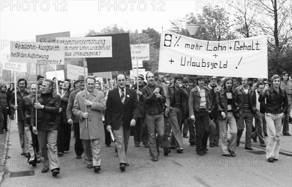 Workers and employees of Hoesch AG Westfalenhuette demonstrated in the collective bargaining
