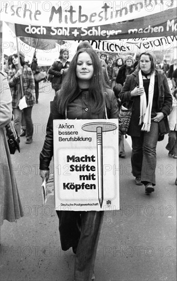 Called by the DGB youth, about 2000 mostly young people demonstrated on 25.10.1975 for