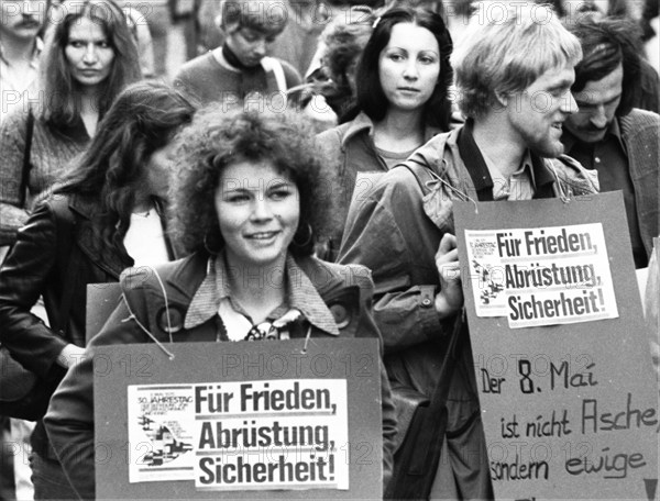 More than 40, 000 people from Germany, Italy, Chile, Spain, Greece and other countries demonstrated