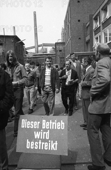 Strike by the Chemical, Paper and Ceramics Workers' Union begins in Cologne on 8.6.1971 with large