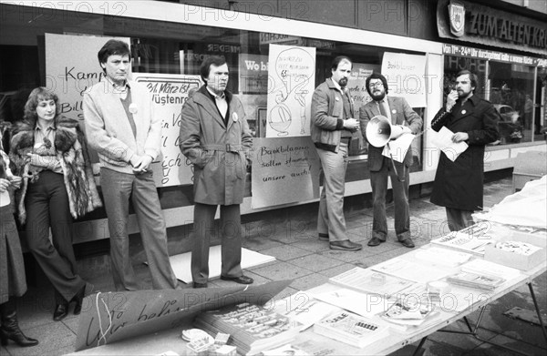 The trade union Handel, Banken, Versicherungen (HBV) in a warning strike in the conflict of tariffs