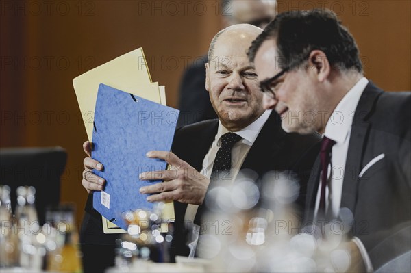 (L-R) Olaf Scholz (SPD), Bundeskanzler, und Wolfgang Schmidt (SPD), Chef des Bundeskanzleramtes,