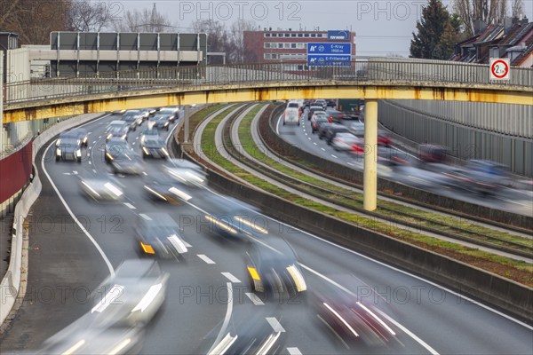 Motorway A40, Ruhrschnellweg, city centre of Essen, exit Essen-Frillendorf, Spurbus route, this