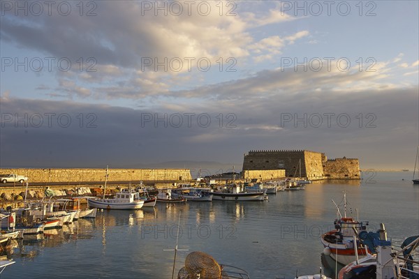 Morning light, Venetian sea fortress, Koules, Morosini, harbour wall, fishing boats, blue sky,