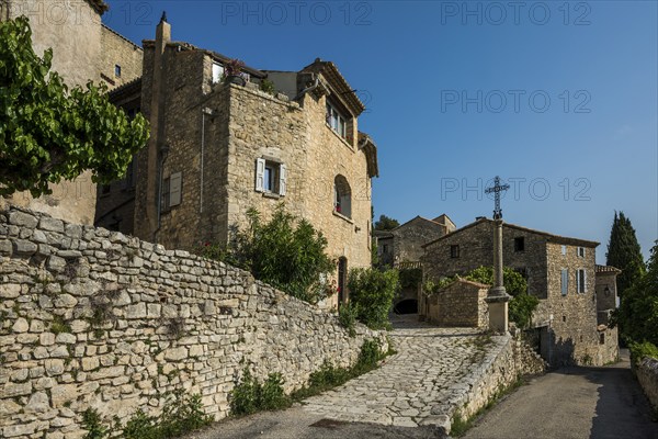 Medieval mountain village, Crestet, Vaucluse department, Provence, Provence-Alpes-Côte dAzur,