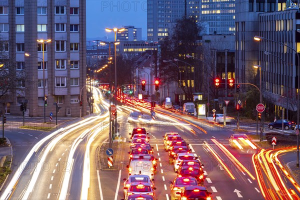 Evening city centre traffic in Essen, large intersection of Bismarckstrasse, B224, Friedrichstrasse