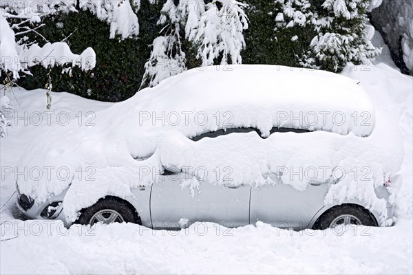 Car, passenger car, snowed in on car park, fresh snow, heavy snowfall, snow masses, snow chaos,