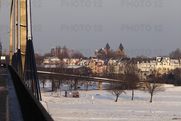 Snow-covered bank of the Rhine, Rheinkniebrücke, Oberkassel, Düsseldorf, North Rhine-Westphalia,