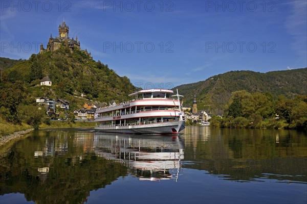 Passenger boat on the Moselle with Reichsburg Castle, Cochem, Rhineland-Palatinate, Germany, Europe