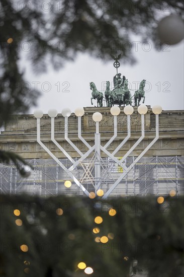 Chanukka Leuchter am Brandenburger Tor