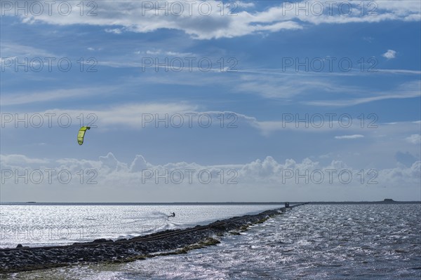 Kitesurfing on the North Sea, Lüttmoorsiel, Reußenköge, on the horizon Hallig Nordstrandischmoor,