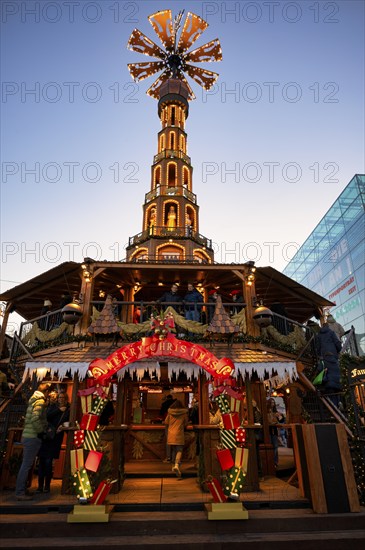 Christmas pyramid, party location, art museum, cube, Christmas market, Schlossplatz, Stuttgart,
