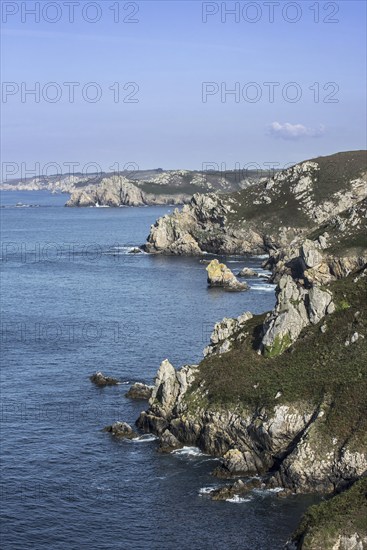 Sea cliffs at the Pointe de Penharn, Cléden-Cap-Sizun, Finistère, Brittany, France, Europe